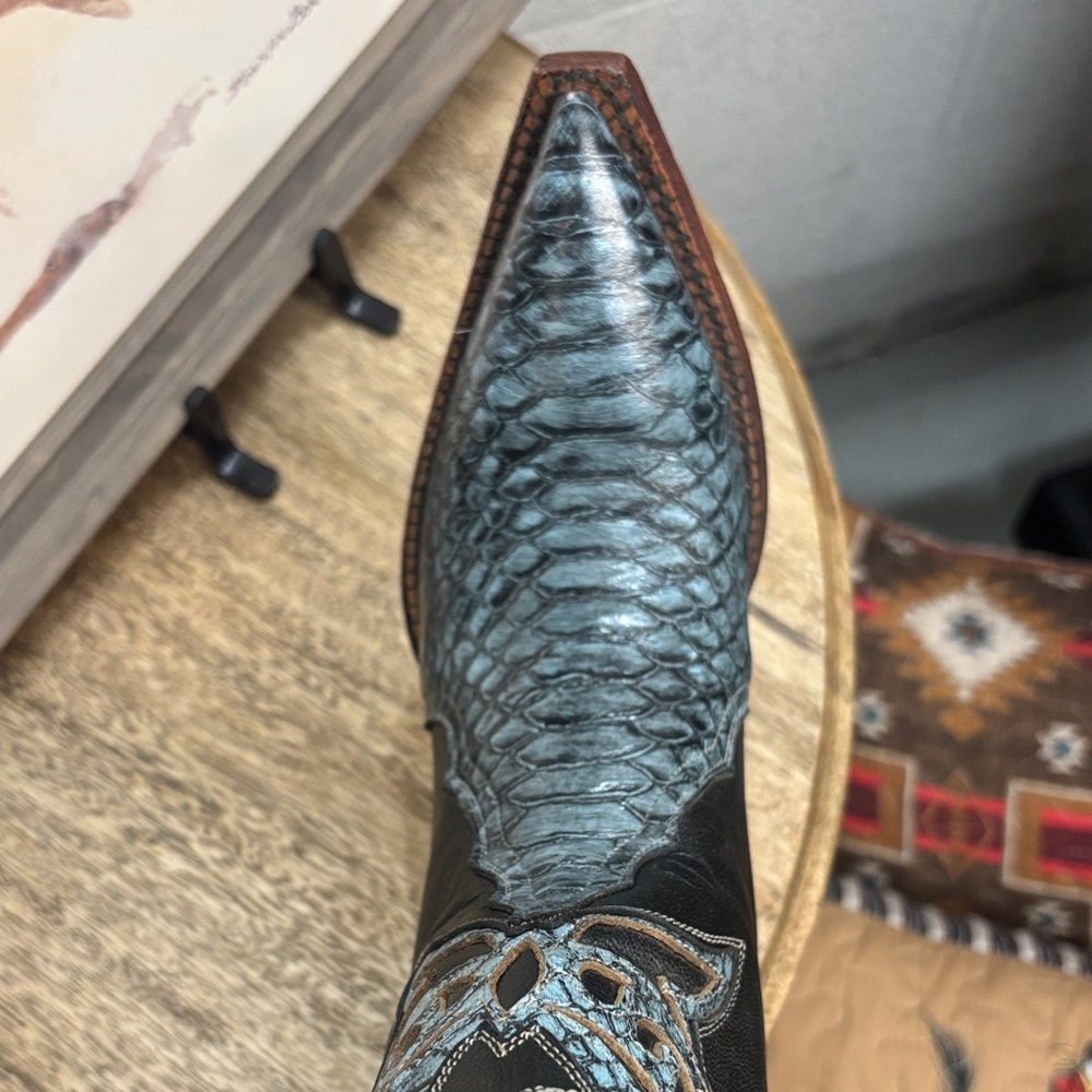 Ferrini Black & Blue Heeled Boots💙🤍 - Picture 3 of 7